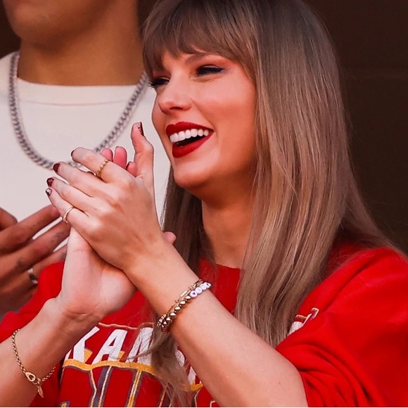 Taylor Swift friendship bracelets - Picture 2 of 6